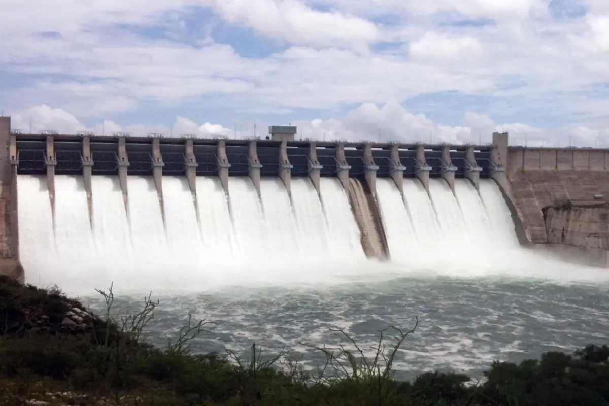 La medida, que afecta a más de la mitad de la población del estado, refleja una realidad dura: los compromisos de entrega de agua a Estados Unidos han dejado prácticamente secos estos embalses. Foto: CONAGUA