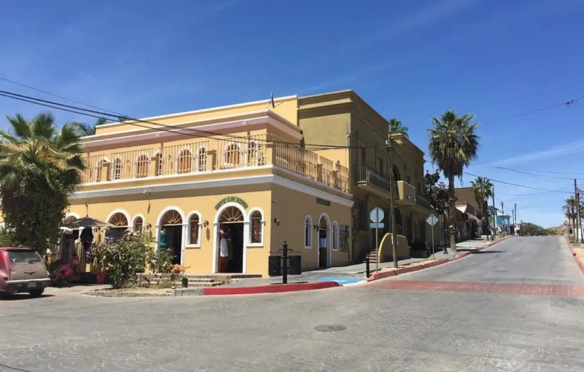 Fachada del Hotel California en Todos Santos, Baja California Sur. Foto: TripAdvisor
