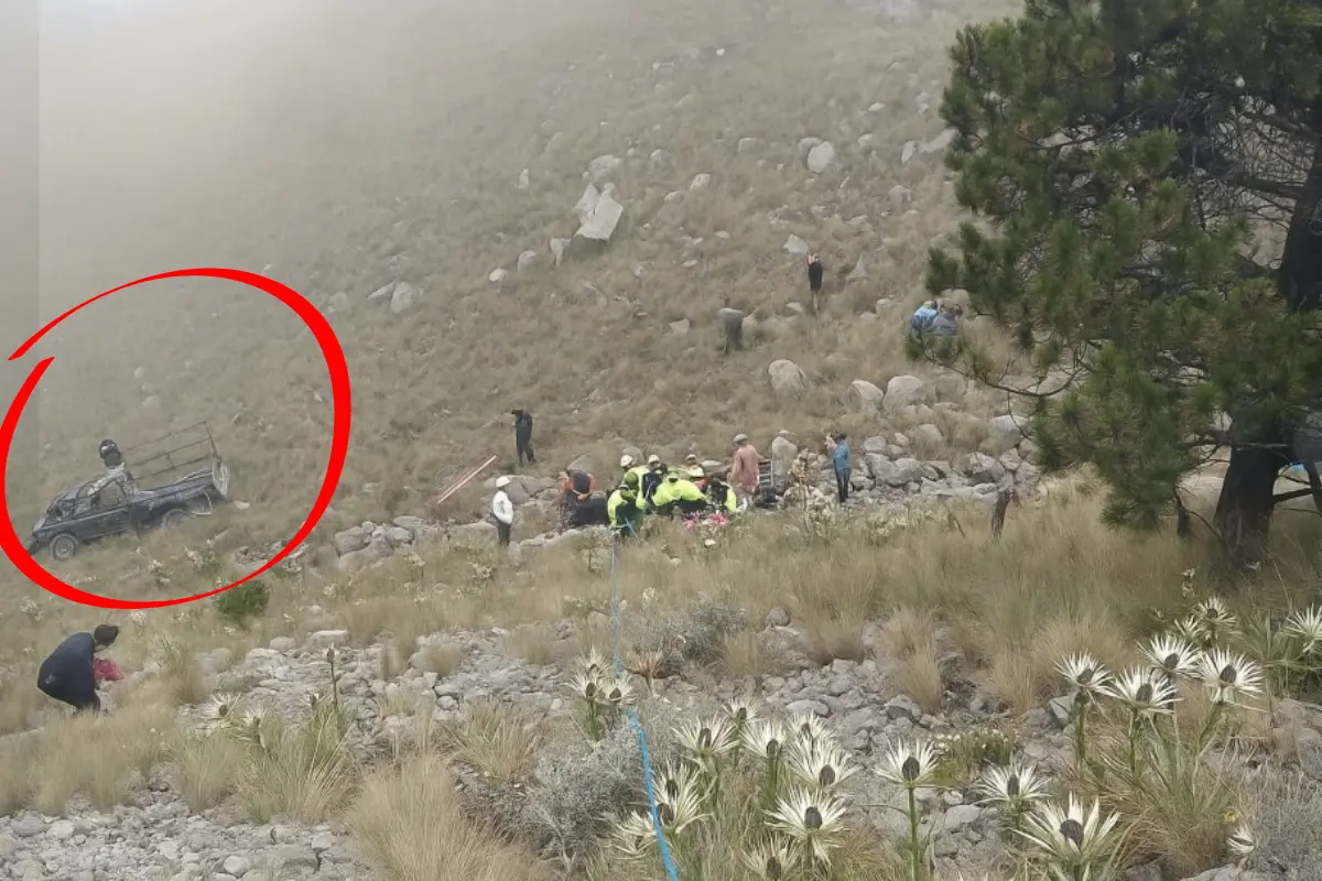 Volcadura de una camioneta que transportaba turistas en Toluca. Foto: FB (Sonia Alejandro Vilchis)