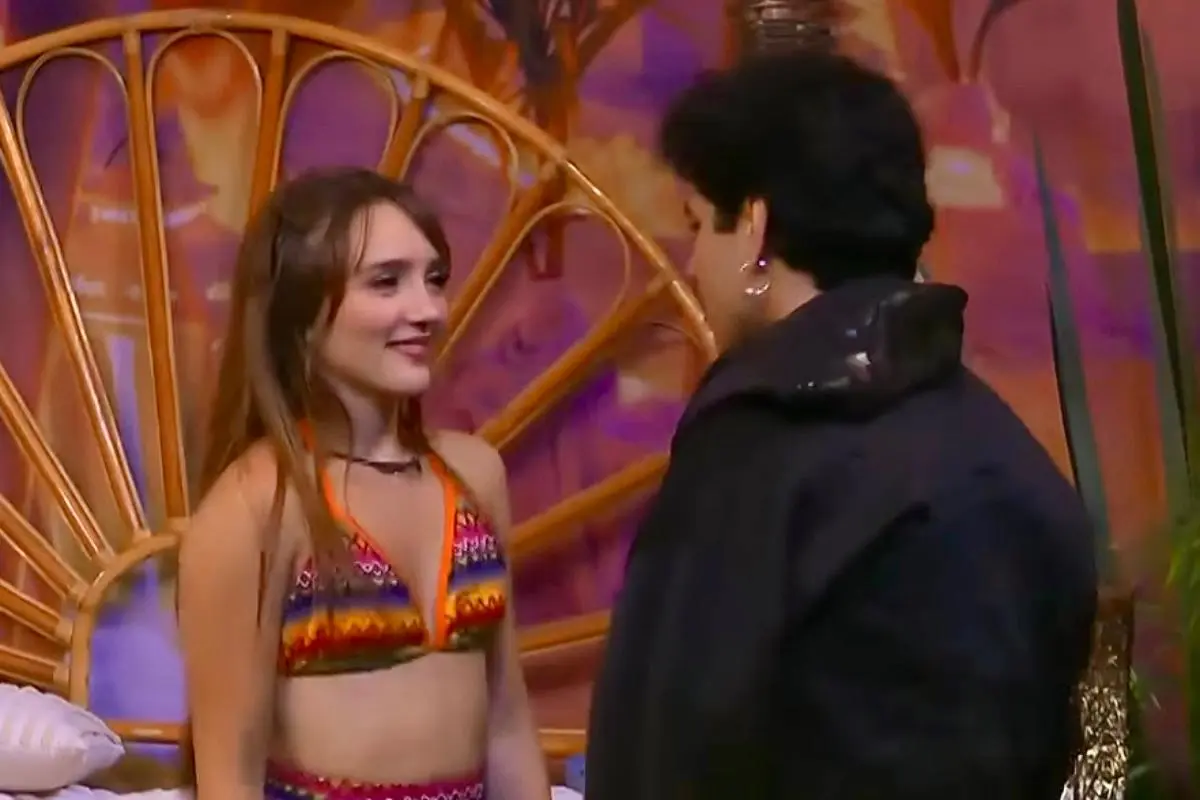 Hay mucha química entre Aarón Mercury y Elaine Haro, sin embargo el influencer ya detectó una bandera roja en la actriz (CREDITO FOTOS: Captura de Pantalla de video de Youtube La casa de Los Famosos México 3)