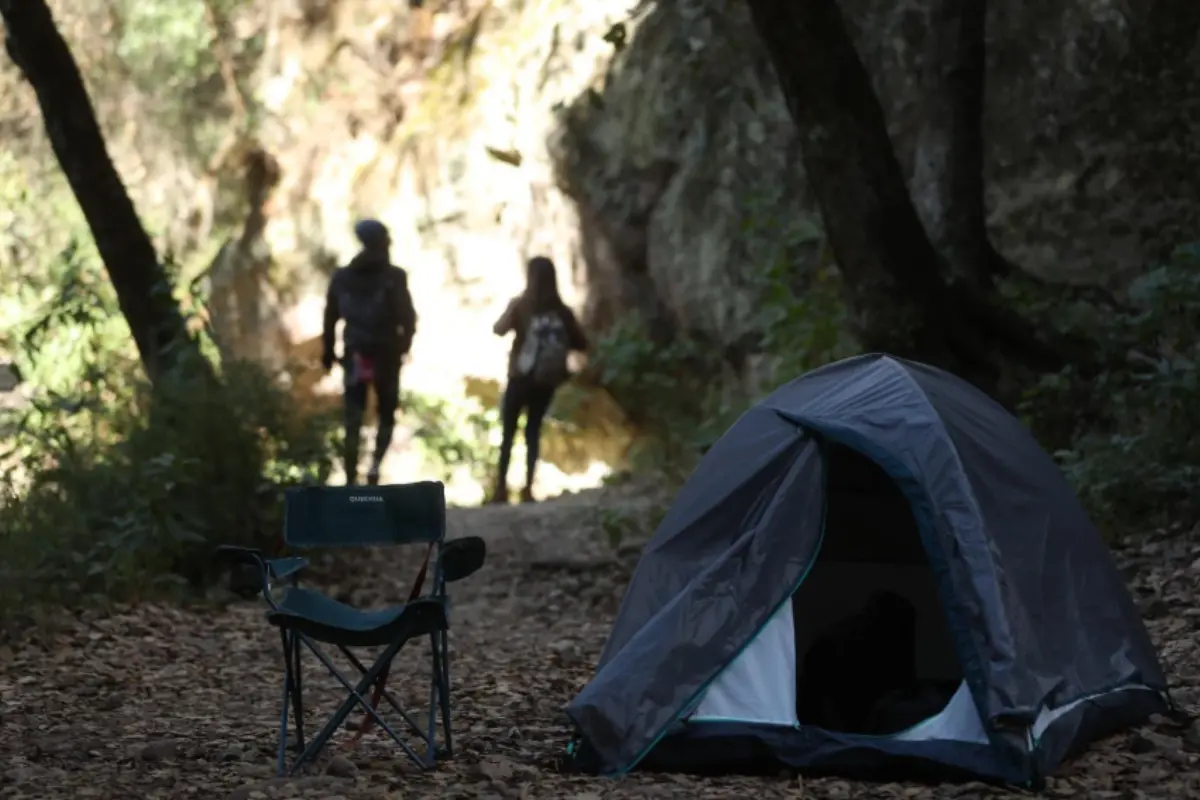 Casa de campaña dentro del bosque. Foto: X (@EdomexTurismo)