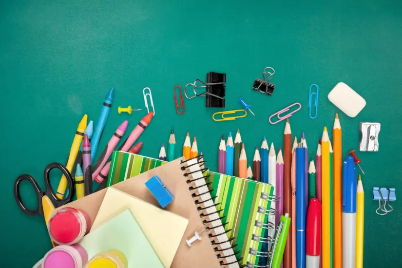 Con la vuelta a clases, la Procuraduría Federal del Consumidor brinda consejos prácticos para comprar útiles escolares de manera económica. Foto: Canva