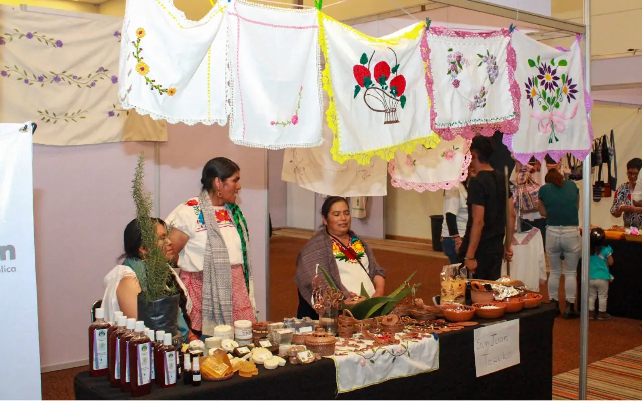 Stand de evento por el Día Internacional de los Pueblos Indígenas. Foto: Archivo Jafet Moz
