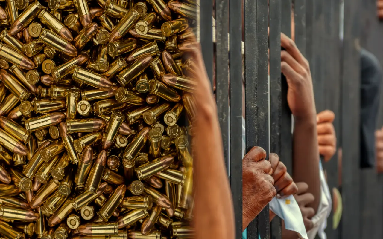 Balas y personas tras rejas. Foto: Canva