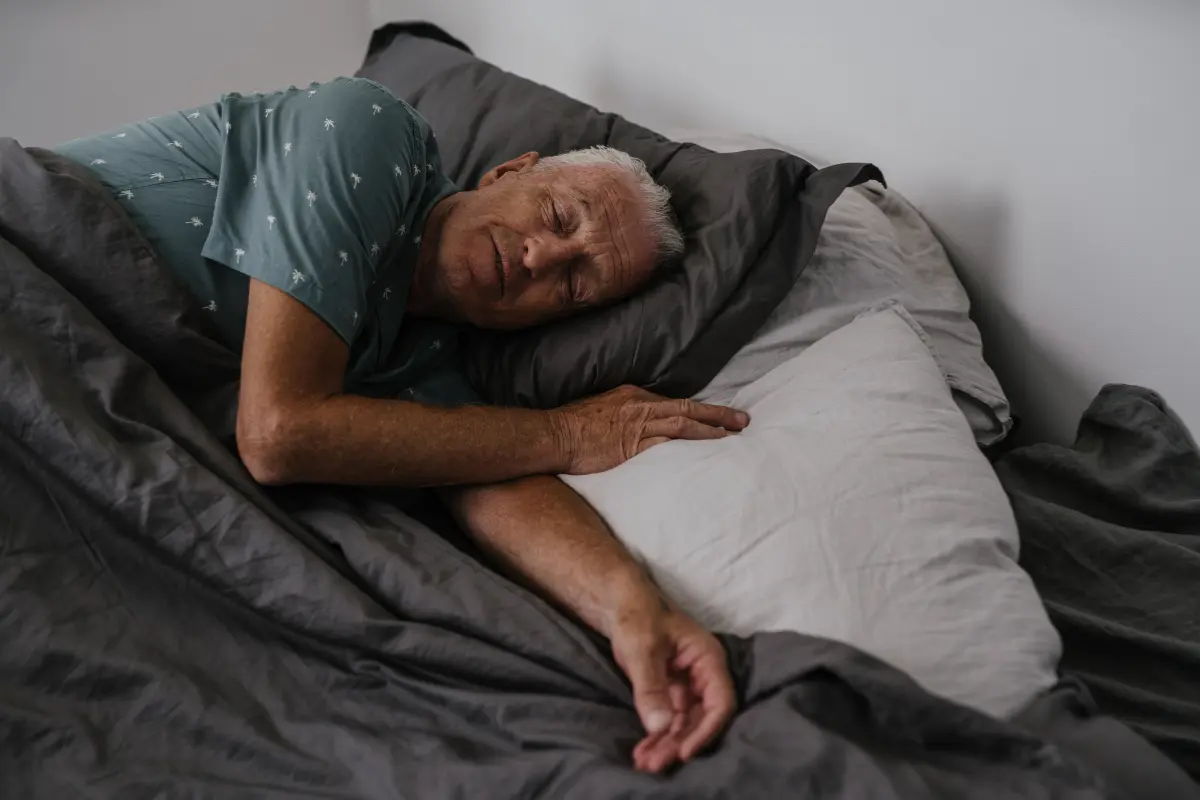 Existen alternativas para combatir el insomnio que no requieren suplementos ni medicamentos para conciliar el sueño. Foto: Canva