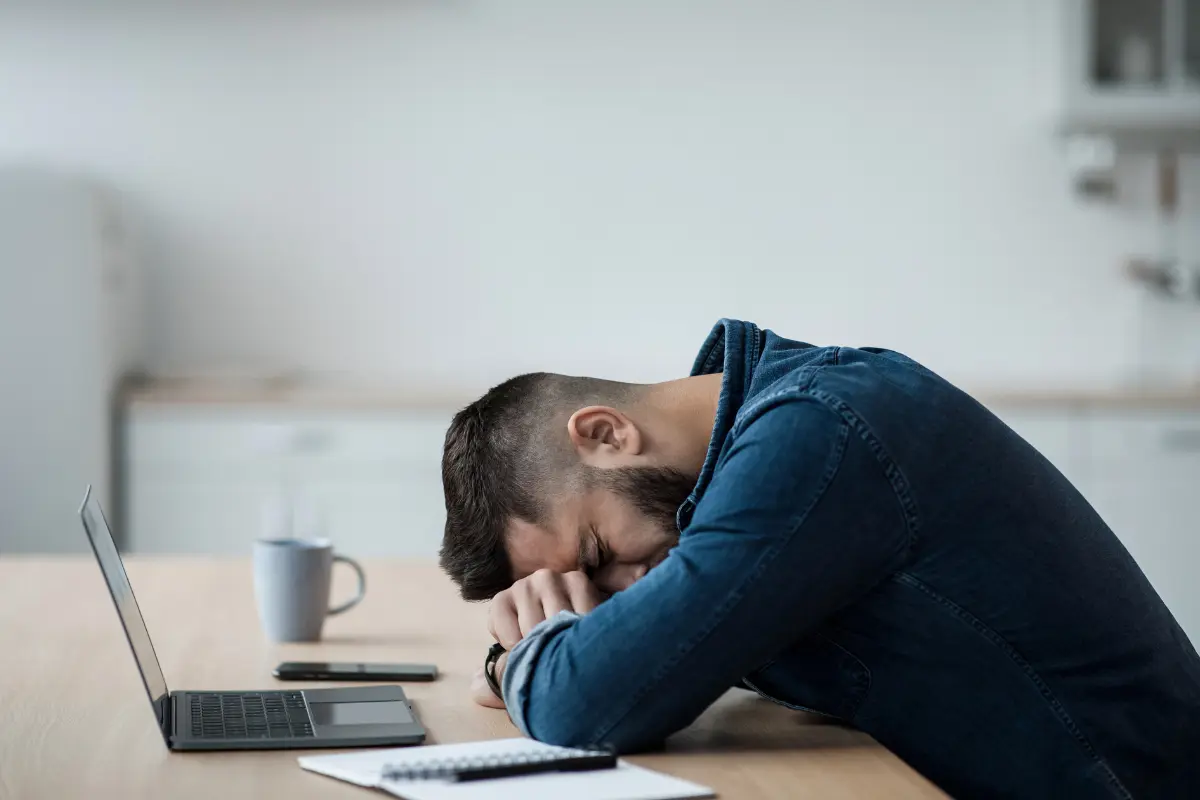 Insomnio y fatiga mental, la conexión que podría estar afectando tu descanso, los expertos recomiendan atender el problema para evitar que se haga crónico. Foto: Canva