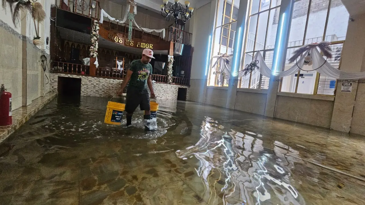 Inundaciones en iglesia de la Venustiano Carranza en CDMX. Foto: Luis Antonio Alfaro