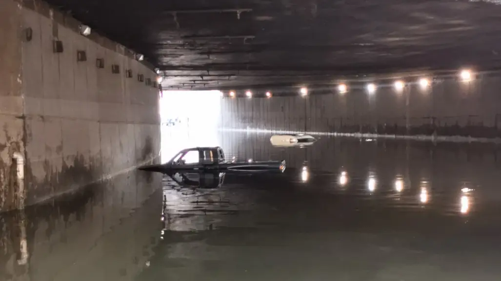FOTOS | Rescatan vehículos atrapados en inundación de Pantitlán tras 15 horas bajo el agua