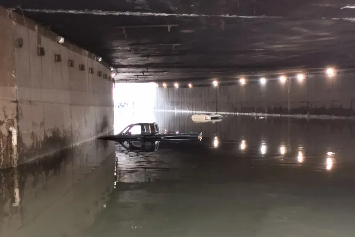 Auto atrapado en encharcamiento bajo un puente de CDMX. Foto: Luis Antonio Alfaro