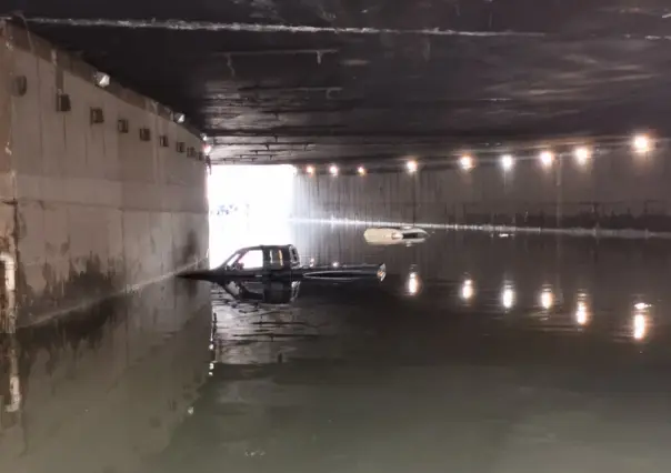 FOTOS | Rescatan vehículos atrapados en inundación de Pantitlán tras 15 horas bajo el agua