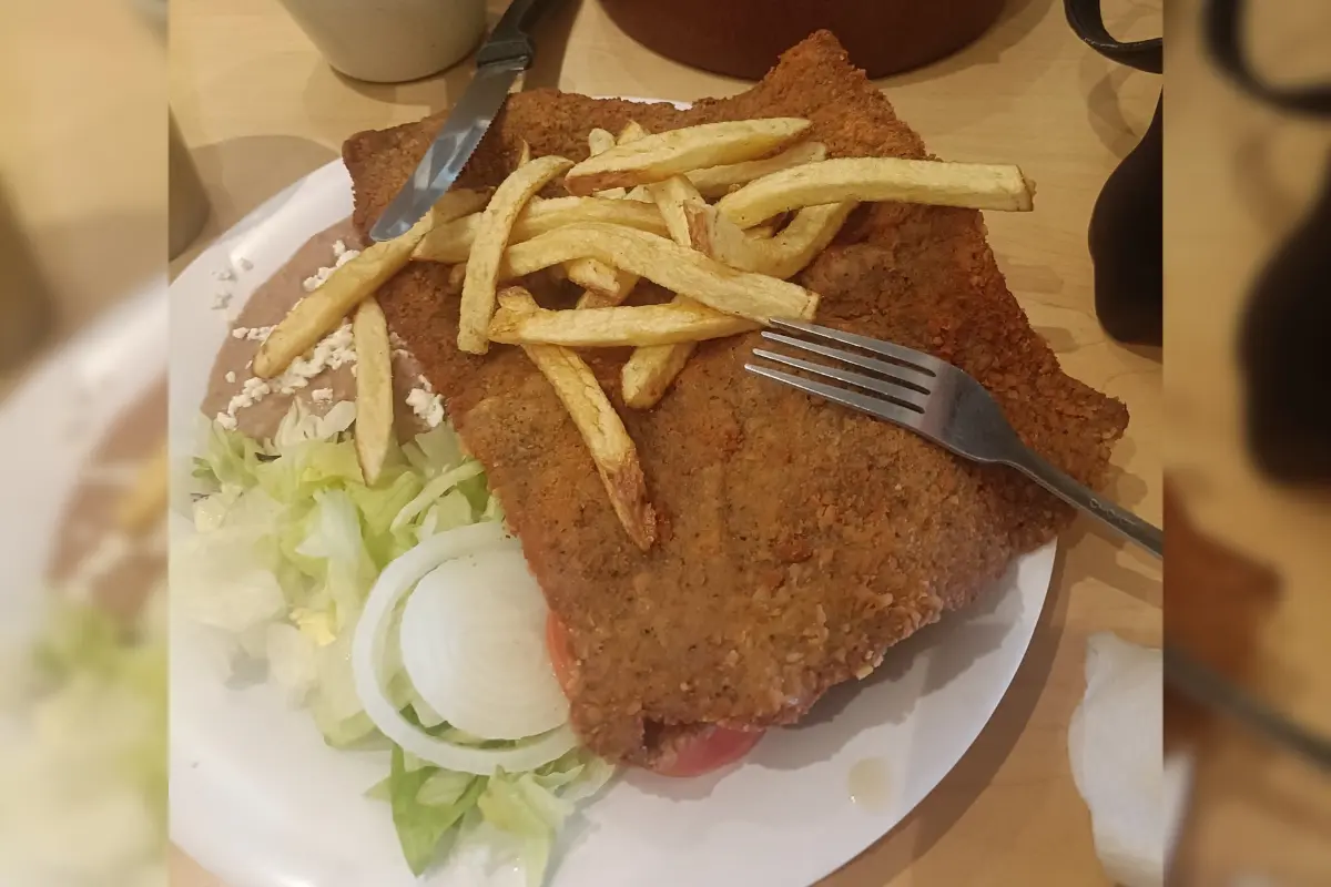 La milanesa de res, es uno de los platillos más solicitados en este restaurante de ciudad Victoria, Tamaulipas | Foto: Perla Herrera