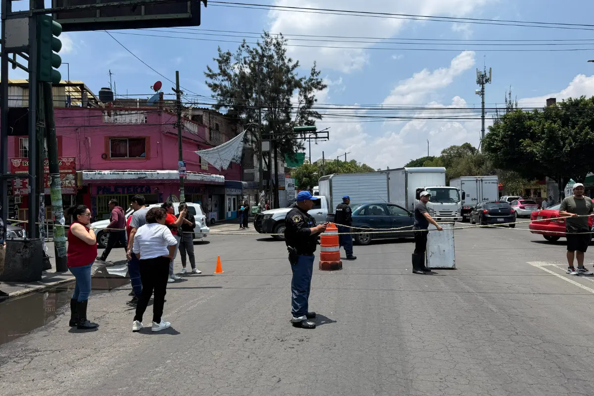 Vecinos manifestándose por el abandono de las autoridades de CDMX.     Foto: Ramón Ramírez