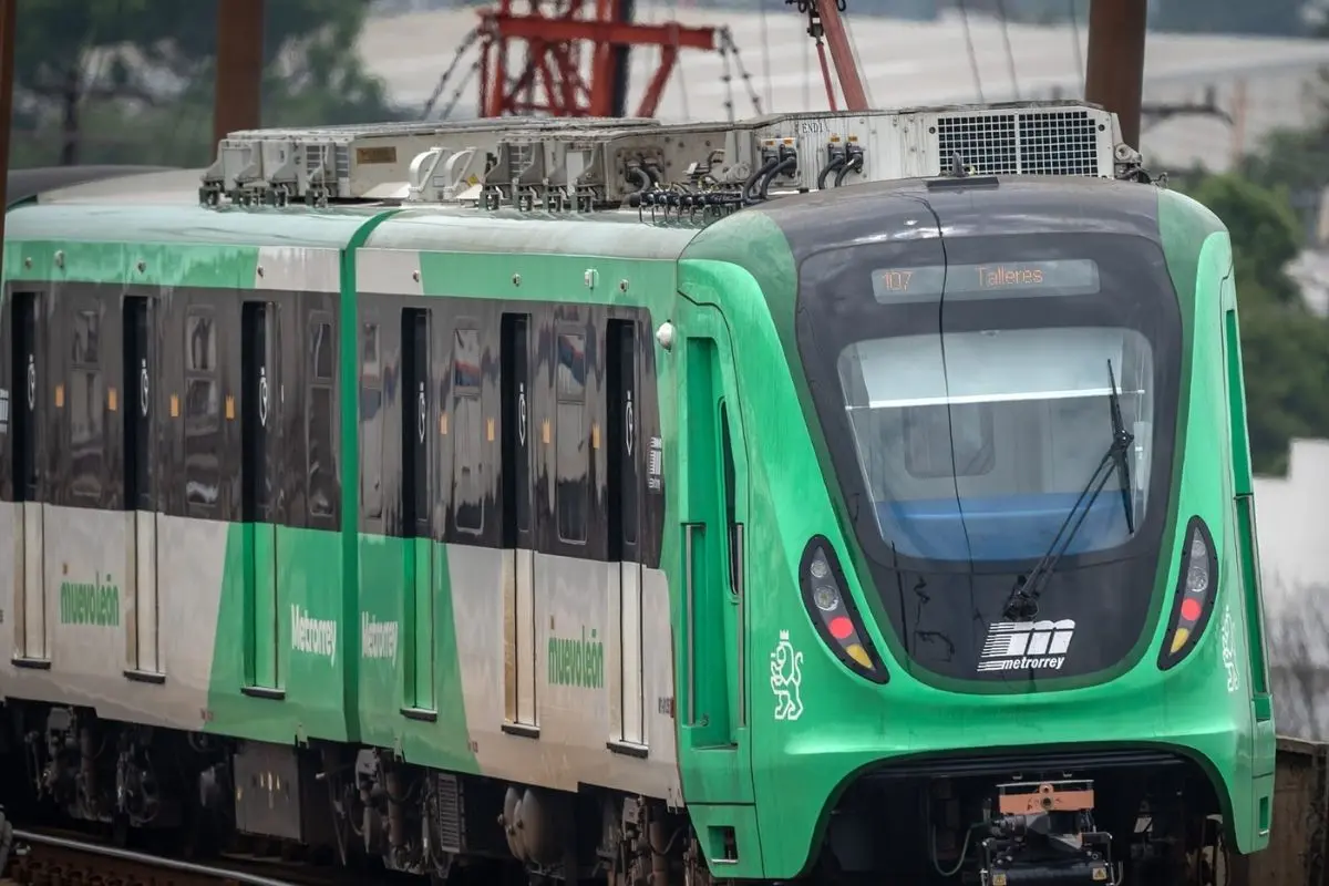 En la imagen un tren del Sistema de Transporte Colectivo Metrorrey se dirige a la estación Talleres del sector San Bernabé, de Monterrey. Foto: Facebook Metrorrey