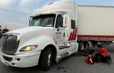 Muere hombre tras impacto entre motocicleta y tráiler en Ramos Arizpe