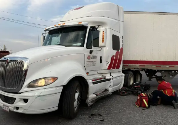 Muere hombre tras impacto entre motocicleta y tráiler en Ramos Arizpe