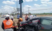 Accidente vial en Apodaca moviliza a cuerpos de rescate