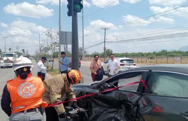 Accidente vial en Apodaca moviliza a cuerpos de rescate
