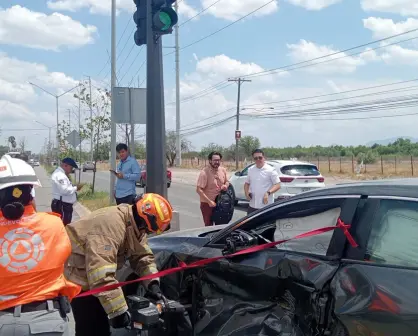 Accidente vial en Apodaca moviliza a cuerpos de rescate