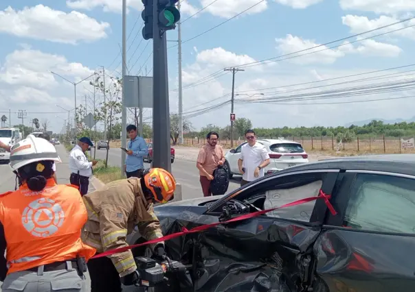 Accidente vial en Apodaca moviliza a cuerpos de rescate