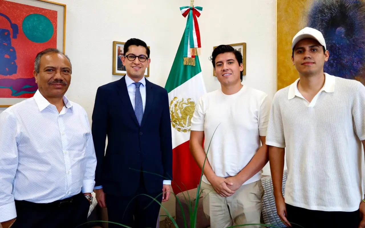 Reunión de Roberto Velasco con Carlos y Alejandro Gonzáles y su padre. Foto: X (@r_velascoa)
