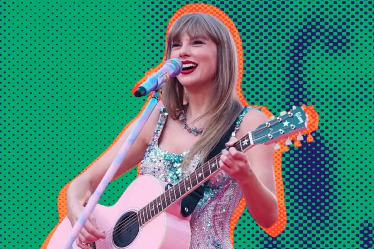 Taylor Swift mostró la portada de The Life of a Showgirl durante el podcast de su novio, Travis Kelce. FOTO: CANVA/IG: @taylorswift