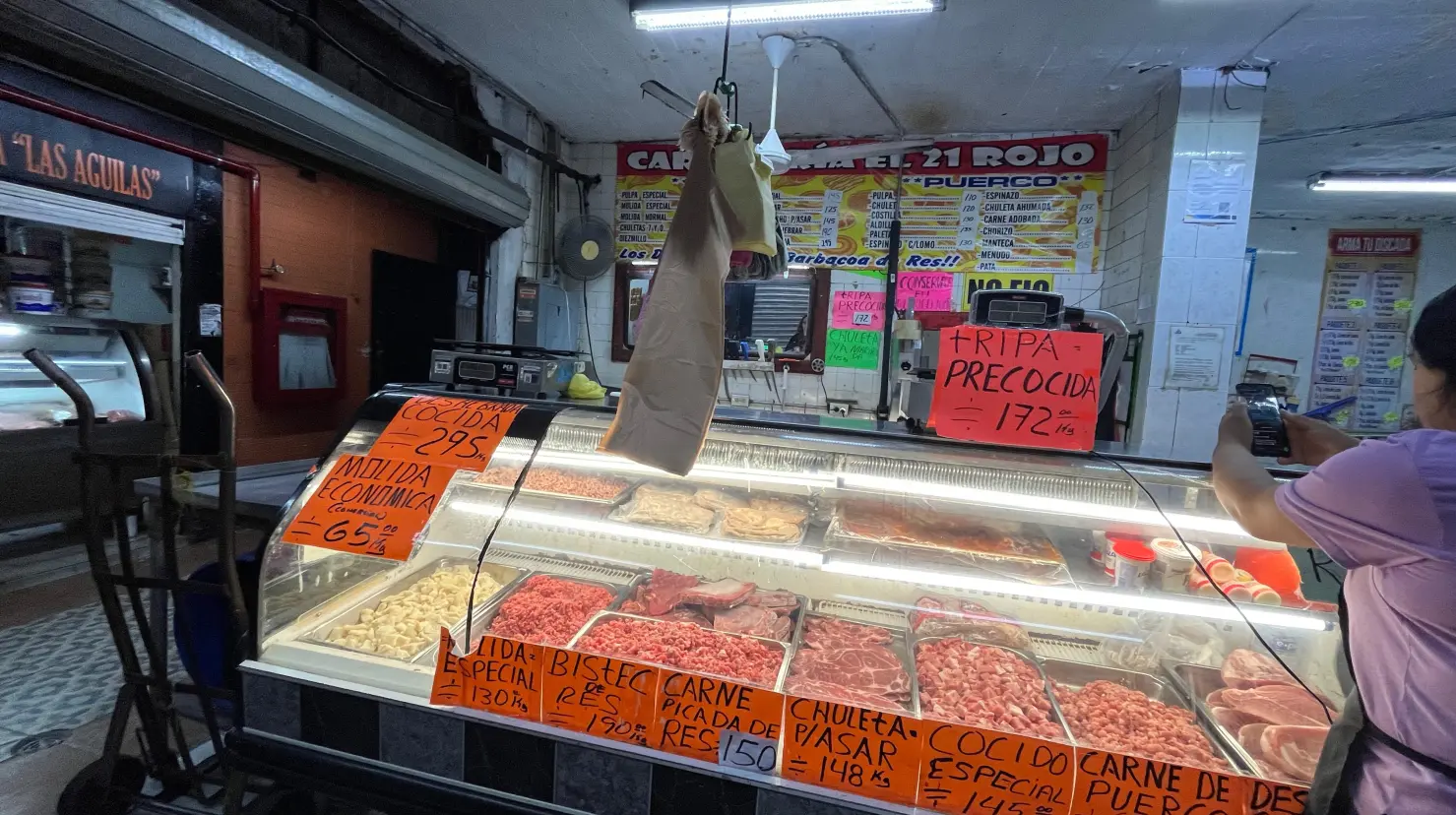 Tanto los vendedores como los consumidores resienten el incremento en el precio de la carne. Foto: Jesús Carrillo.