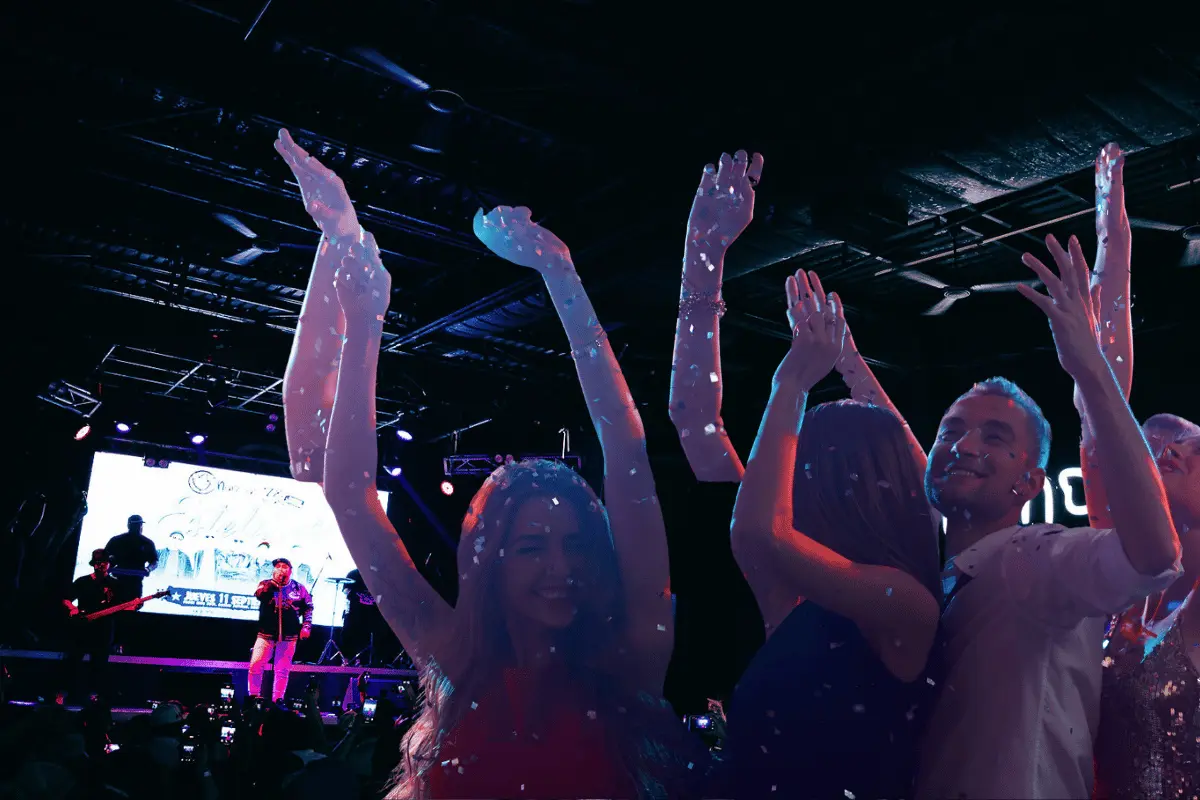 La propuesta combina precios accesibles y una programación constante de conciertos. Foto: Canva.
