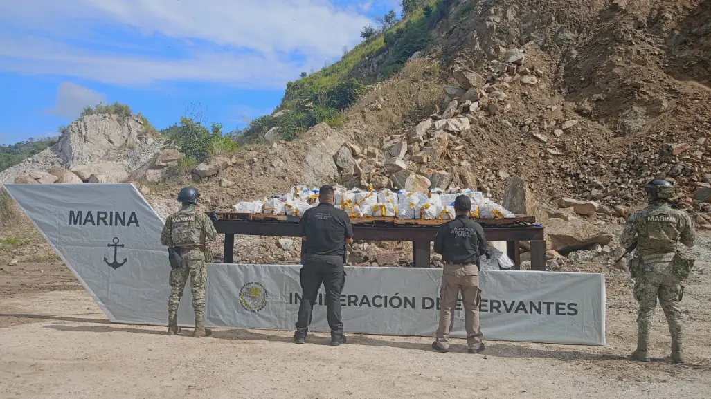 FGR y Marina incineran más de una tonelada de cocaína tras operativo en Guerrero