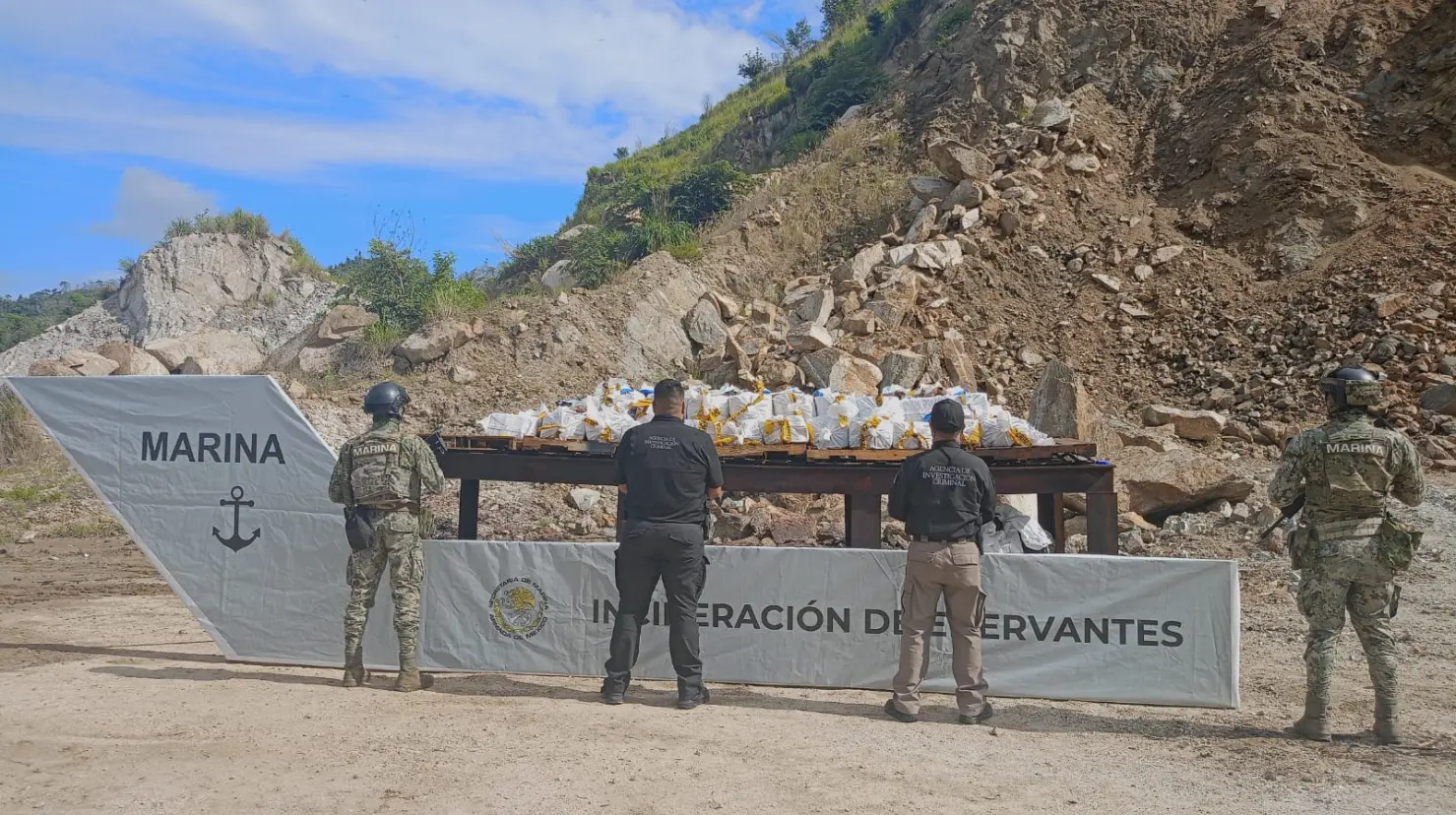 FGR y Marina incineran más de una tonelada de cocaína tras operativo en Guerrero. Foto: FGR