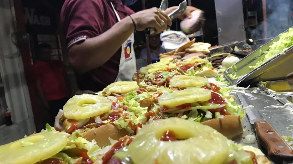 El puesto de hamburguesas famoso por su aderezo de aguacate y sus rajas cortadas a mano