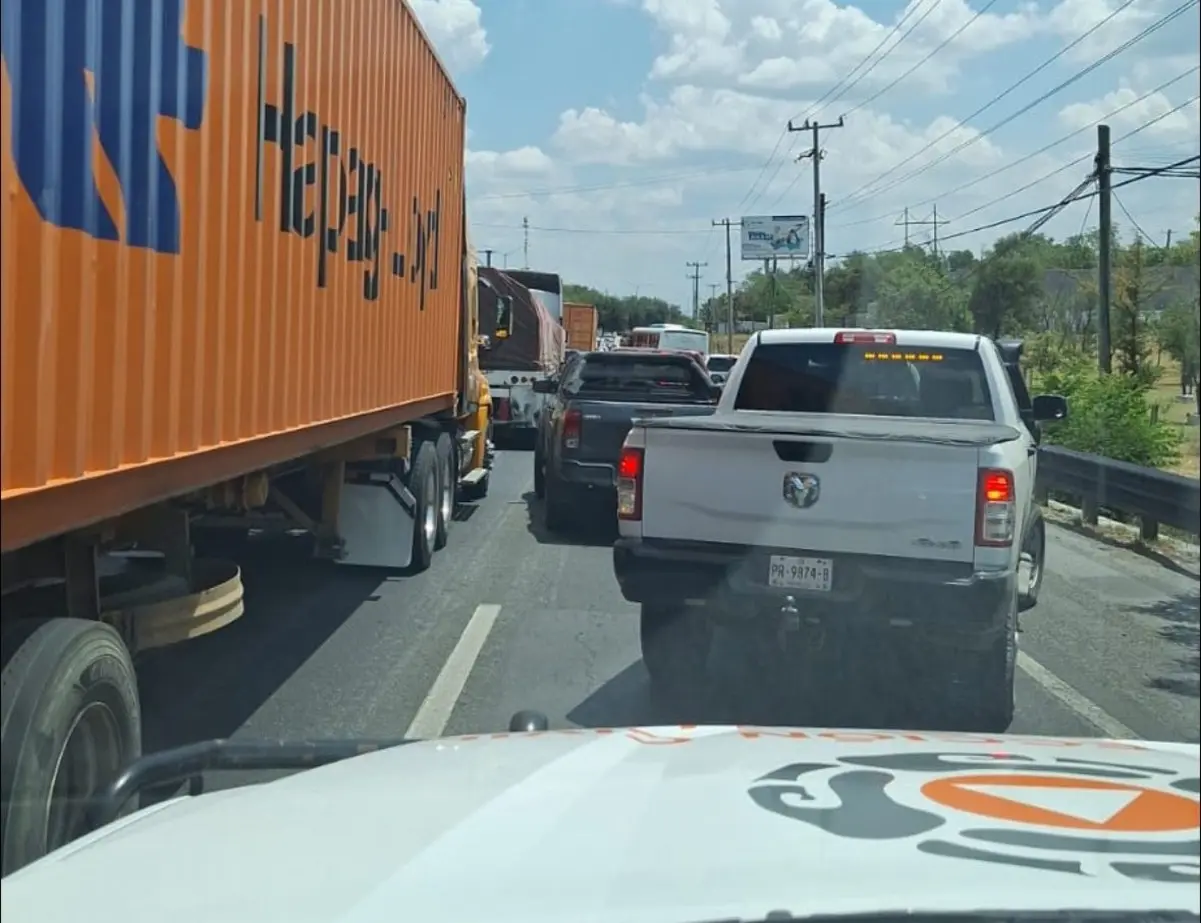 Se hizo un llamado a los automovilistas que transitan por la zona para que reduzcan la velocidad y cedan el paso a las unidades de emergencia. Foto: Protección Civil de Nuevo León.