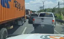 Volcadura de dos vehículos paraliza tráfico en Carretera Nacional