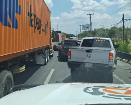 Volcadura de dos vehículos paraliza tráfico en Carretera Nacional