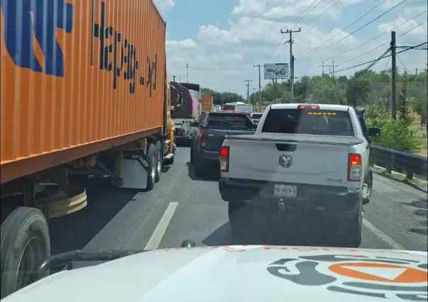 Volcadura de dos vehículos paraliza tráfico en Carretera Nacional