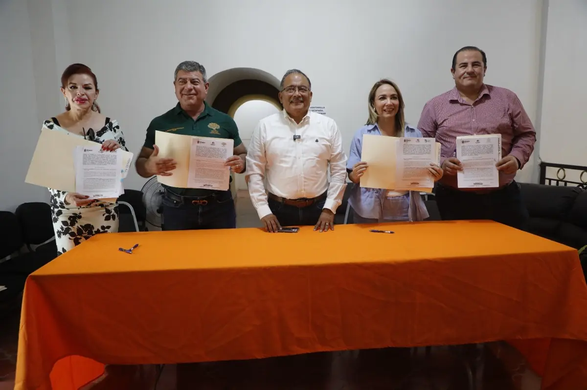 El alcalde de Escobedo, Andrés Mijes, durante la entrega de patrullas a municipios rurales como parte de una estrategia para buscar la paz. Foto: Gobierno de Escobedo