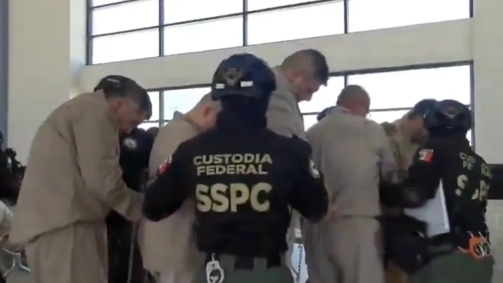 Así fue el traslado de los 26 narcotraficantes mexicanos a EU | VIDEO