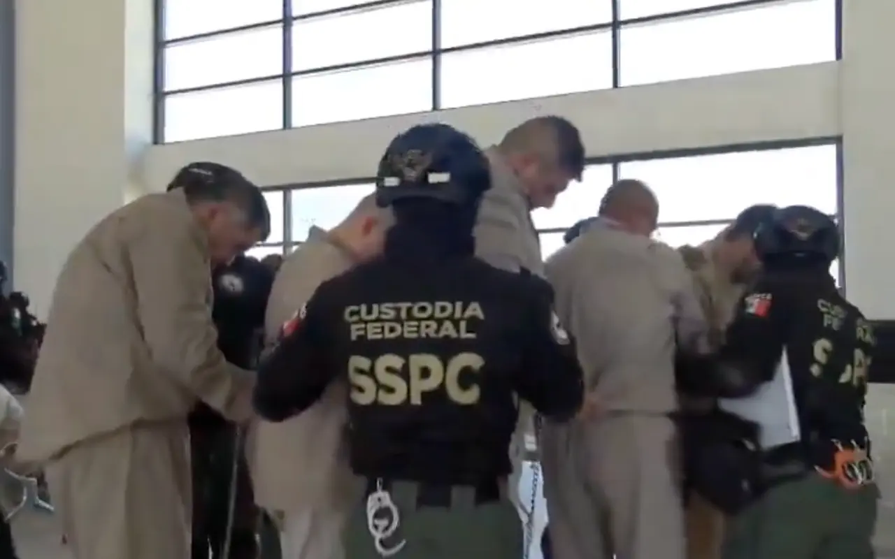 Delincuentes custodiados por fuerzas de seguridad. Captura de pantalla: X (@LuisLiveNews)