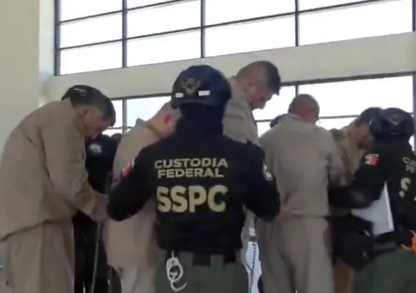 Así fue el traslado de los 26 narcotraficantes mexicanos a EU | VIDEO