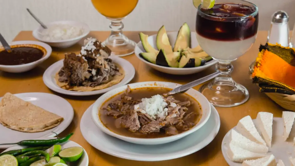 Este restaurante barato en Edomex sirve la mejor birria y consomé por menos de 300 pesos