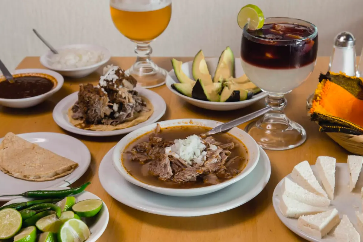 Birria y bebidas. Foto: Google Maps ( La Polar Satélite)