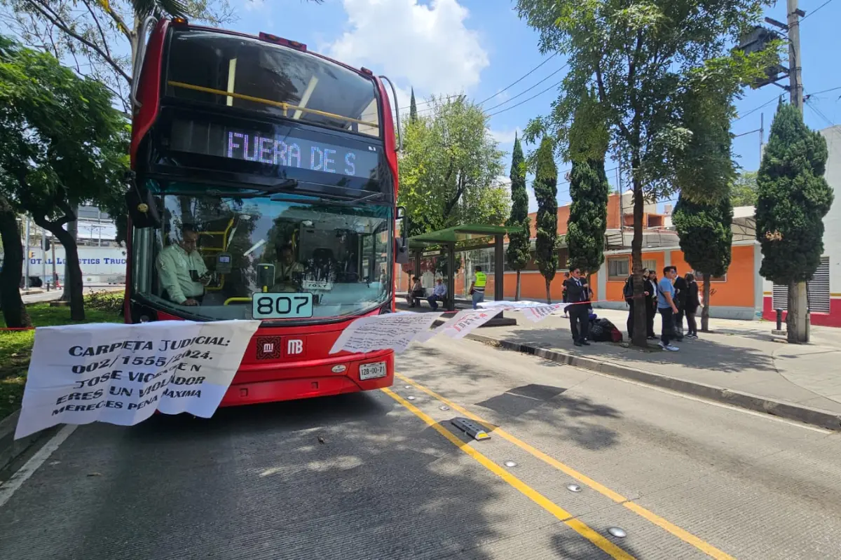 Bloqueo en estación Misterios del Metrobús. Foto: Luis Antonio Alfaro