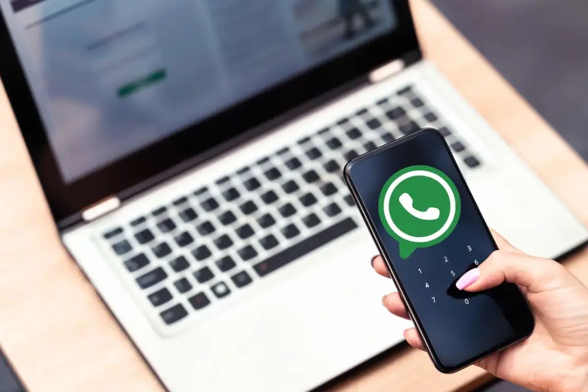 Usuarios de WhatsApp Web enfrentan dificultades tras la caída de la plataforma para computadoras en las últimas horas. Foto: Canva
