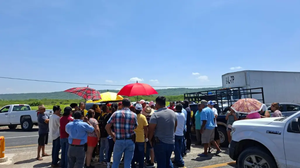 Familias de Villa Cuauhtémoc cierran carretera Altamira-González por falta de agua