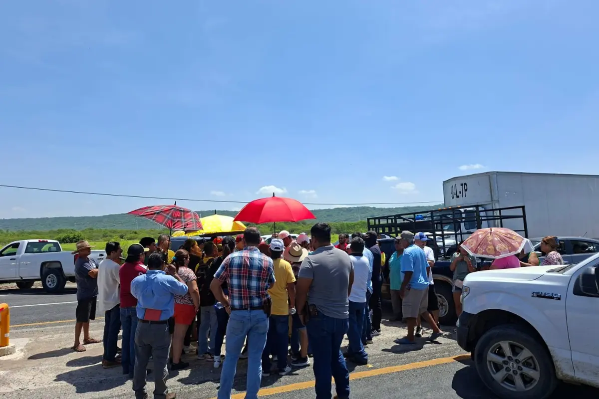 El cierre, que se mantiene a la altura del kilómetro 53, refleja la frustración de familias que aseguran vivir semanas de incertidumbre y promesas incumplidas. Foto: Secretaría de Comunicaciones