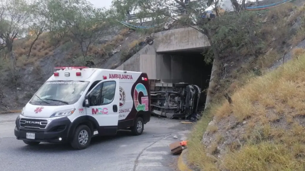 Accidente vial en García deja dos personas sin vida y varios lesionados