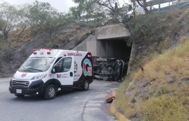 Accidente vial en García deja dos personas sin vida y varios lesionados