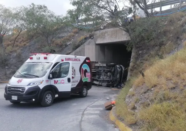 Accidente vial en García deja dos personas sin vida y varios lesionados