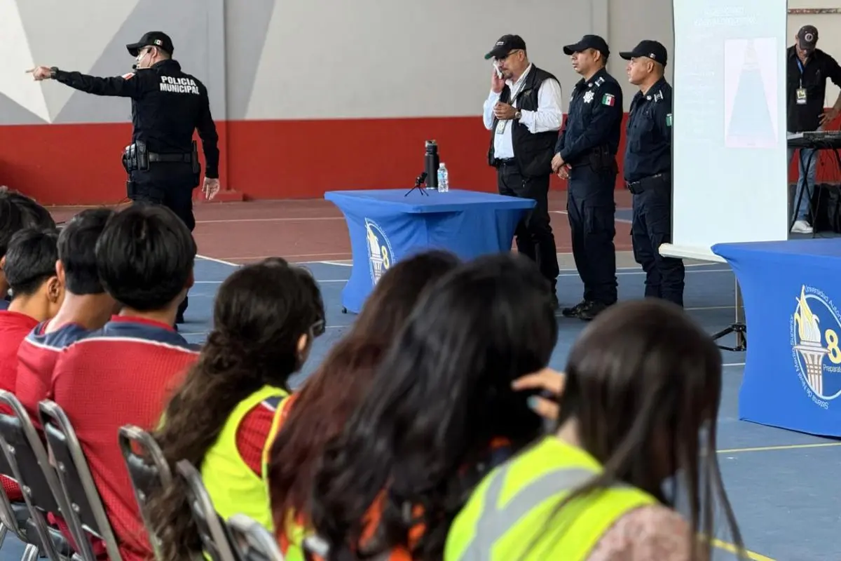 Policía Municipal y estudiantes prestando atención Foto: Gobierno de Gpe