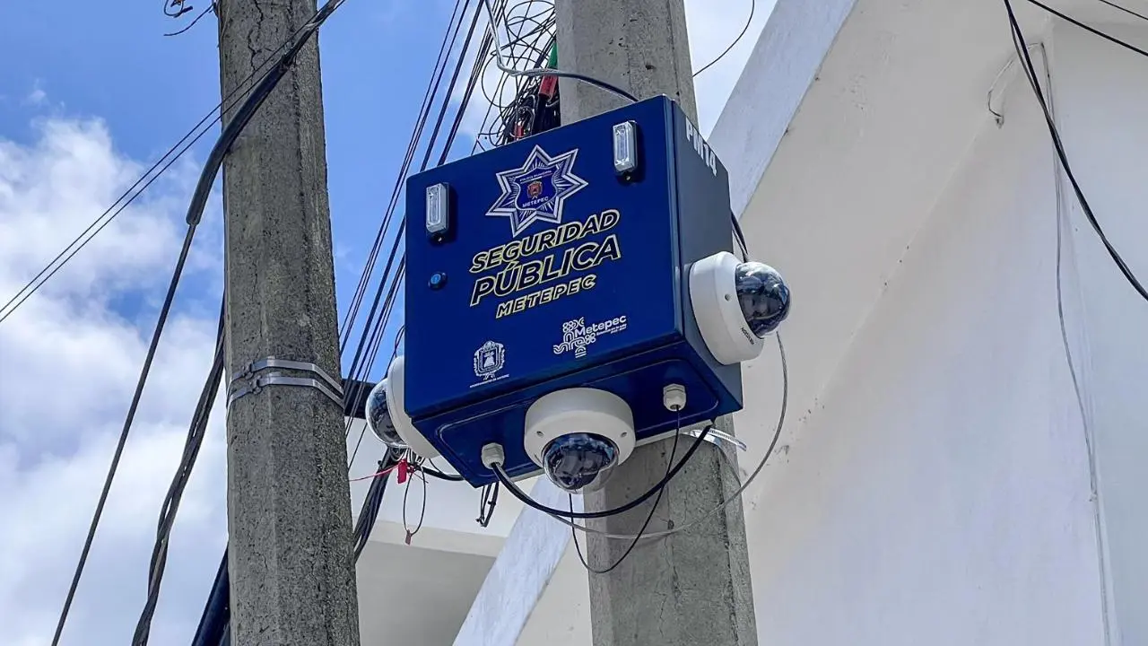 Este municipio del Edomex instalará cámaras con IA para identificar vehículos y personas. Foto: @MetepecGobierno / Canva