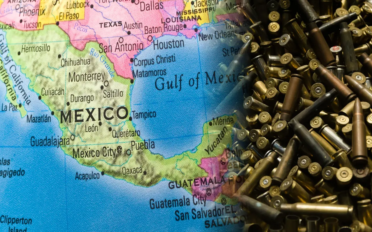 Mapa de México y balas. Foto: Canva